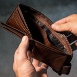 Conoce las obligaciones de los establecimientos a la hora de aceptar tarjetas de crédito en España y cuando pueden exigirte pagar en efectivo