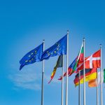 Banderas de la UE junto a las de varios estados miembros