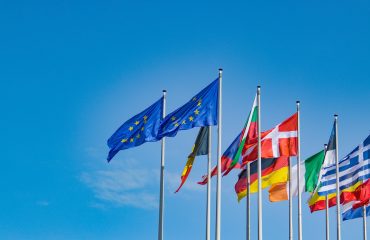 Banderas de la UE junto a las de varios estados miembros
