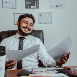 Hombre sonriente porque la declaración de la Renta le sale a devolver