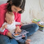 Mujer con su bebé disfrutando de su permiso de lactancia