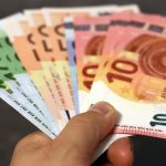 Billetes de euro simbolizando el premio obtenido en un juego online sujeto a tributación IRPF