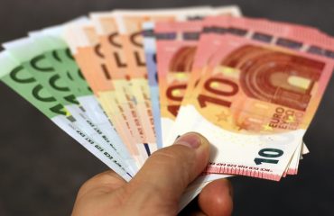 Billetes de euro simbolizando el premio obtenido en un juego online sujeto a tributación IRPF