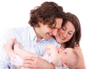 Padres sosteniendo a su bebé durante el permiso por nacimiento