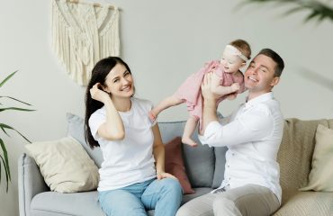 Dos padres con su bebé disfrutando del permiso de lactancia acumulado