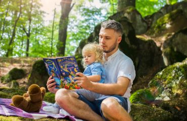 Padre con custodia compartida leyendo un libro con su hija