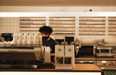 Encargado de una cafetería revisando la caja durante una crisis