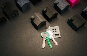 Llavero junto a casas en miniatura