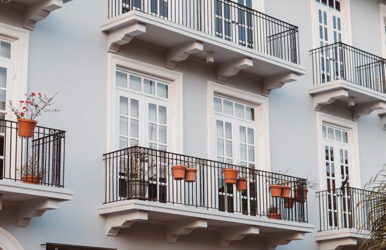 Balcón de un edificio de viviendas alquiladas